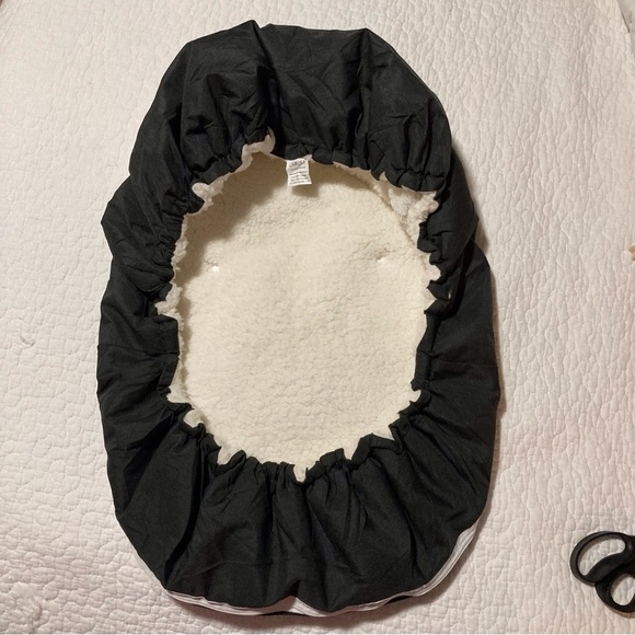 Caruili Stroller Cover in Cozy White Fleece & Waterproof Black Fabric - Picture 3 of 9